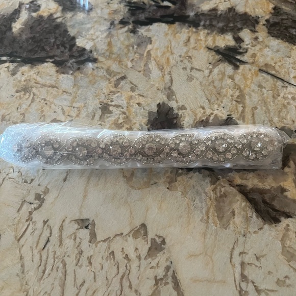 50 Garter Belts/Bum Ties White Satin with Rhinestones. - www.joarbit.com